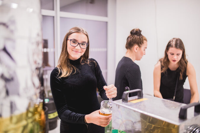 Dívky čepují pivo za barem